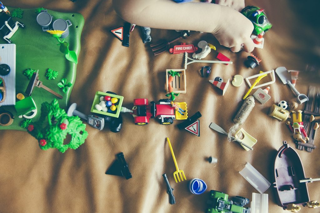 Playmobil am Kinderzimmer Teppich ist schwer aufzuräumen